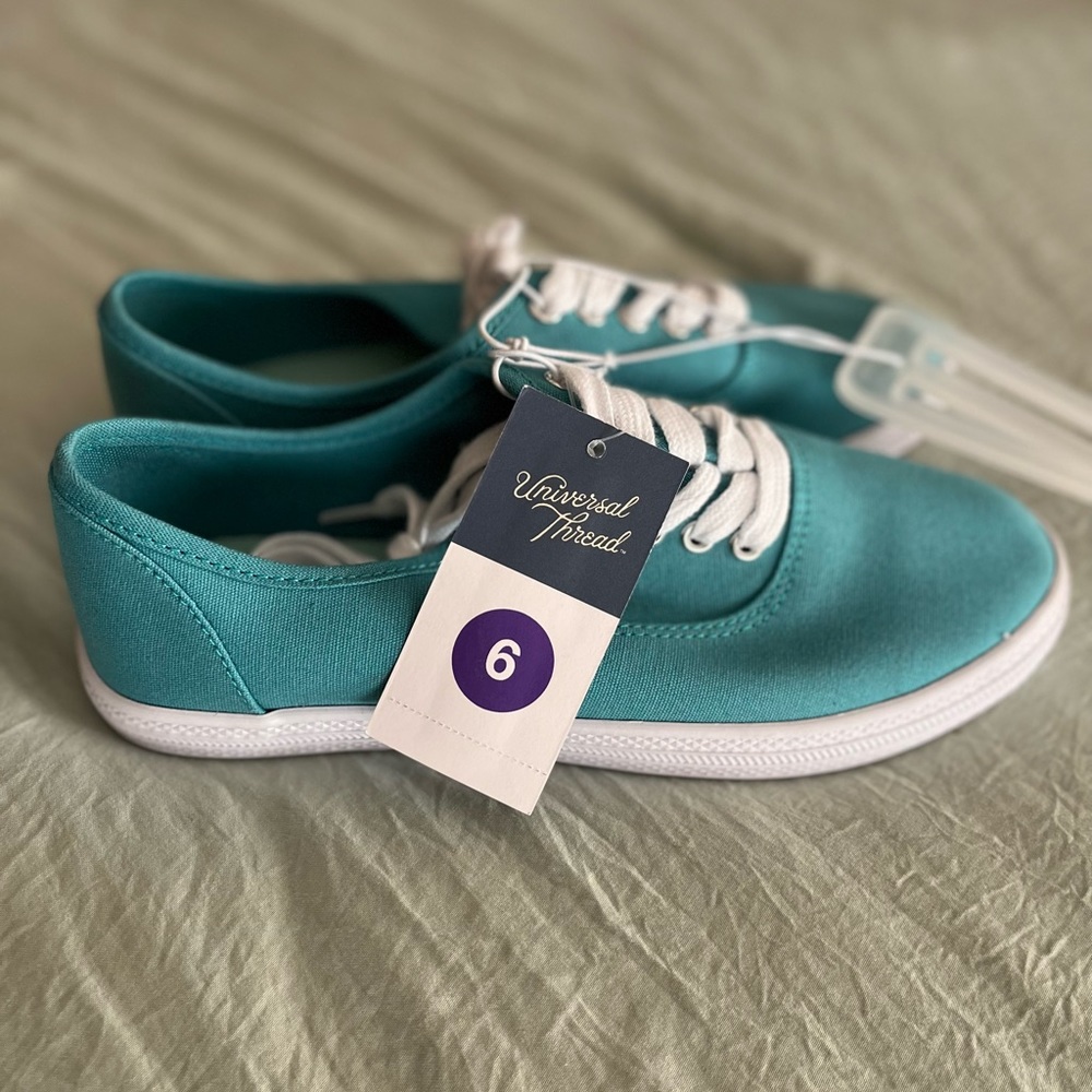 Universal Thread kids shoes size 6